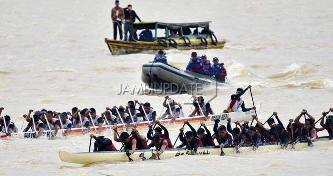 Peserta lomba pacu perahu dalam rangkaian semarak HUT Tanah Pilih Pusako Betuah dan HUT Pemkot Jambi. Foto : M Ridwan / Jambi Ekspres