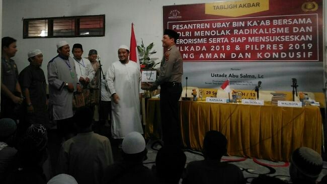 Penyerahan Cenderamata dari Ponpes Ubay Bin Kaab kepada Wakapolda Jambi Kombes Pol. Ahmad Haydar. 