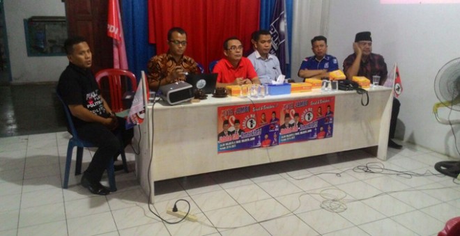 Tim koalisi partai, M fauzi dan Wiwid Iswara bersama KPU dan Panwaslu ketika memberikan pembekalan kepada tim pemenangan Abdullah Sani-Kemas Alfarizi.