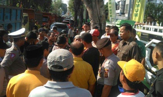 Puluhan Pegawai Dinas Kebersihan Kota Jambi Mogok Kerja.