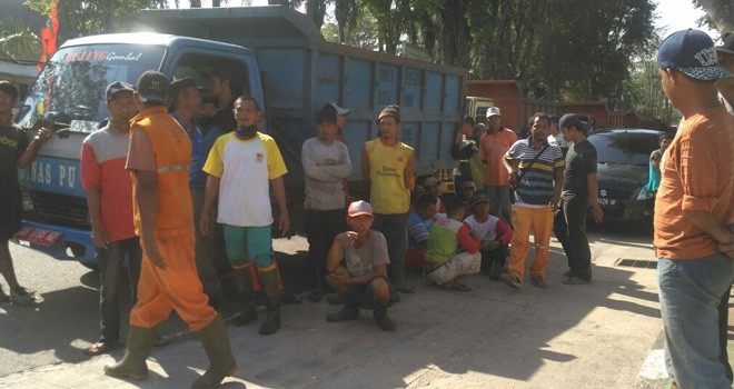 Puluhan petugas kebersihan bagian angkutan sampah menggelar aksi mogok kerja depan Kantor Dinas PUPR Kota Jambi.