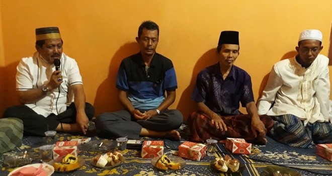 Zainal Abidin Bersama Warga Talang Banjar saat Gelar Doa Selamat.