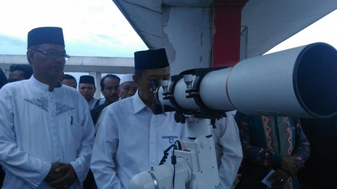 Kakanwil Kemenag, Muhammad ketika melihat hilal menggunakan teleskop