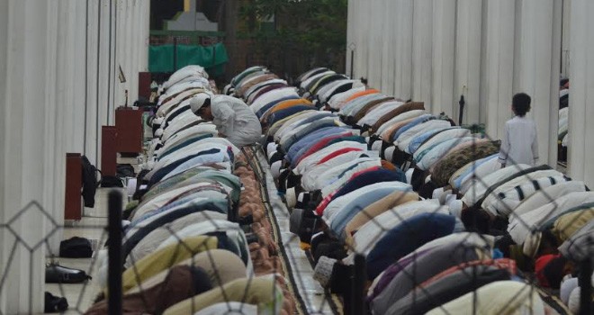 Jamaah yang melaksakan shalat tarawih.