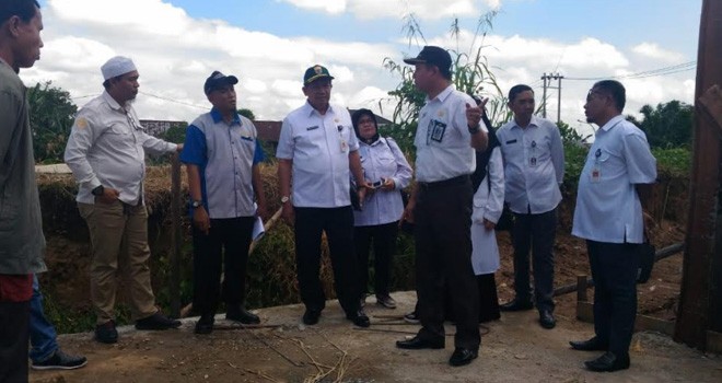 Plt Asisten III Bidang Administrasi Umum Setda Provinsi Jambi (empat dari kiri) cek progres pembangunan Pasar Modren Angso Duo.   