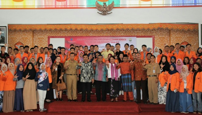Pimpinan Komisi X DPR RI Sutan Adil Hendra (SAH) dalam kegiatan Safari Gerakan Nasional Gemar Membaca Perpustakaan Nasional di Balairung Universitas Jambi Mendalo (15/5). 