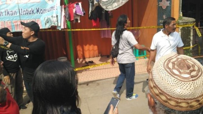 Anggota Densus 88 menggerebek terduga teroris di Tangerang (Istimewa)