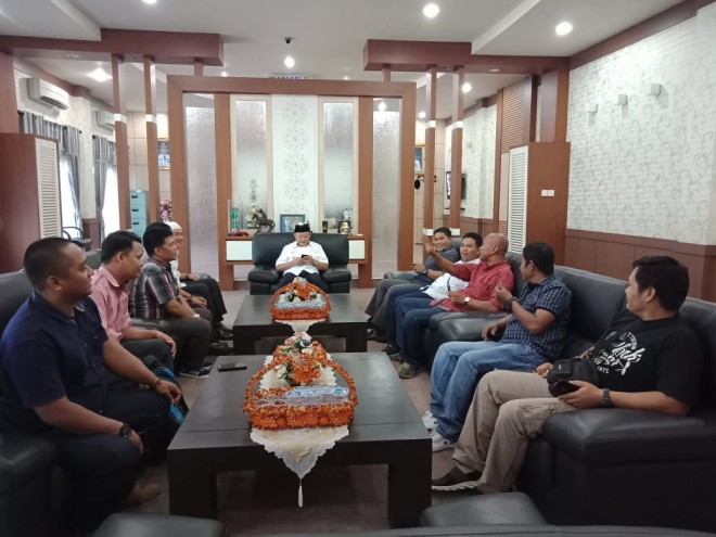 Sejumlah awak media saat menemui Bupati Sarolangun, Cek Endra di ruang kerjanya.