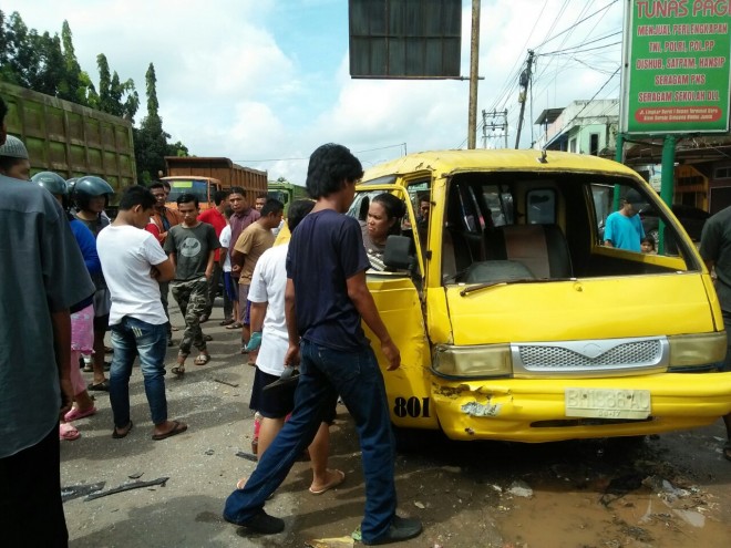 Angkot Seruduk Bak Truk Batubara