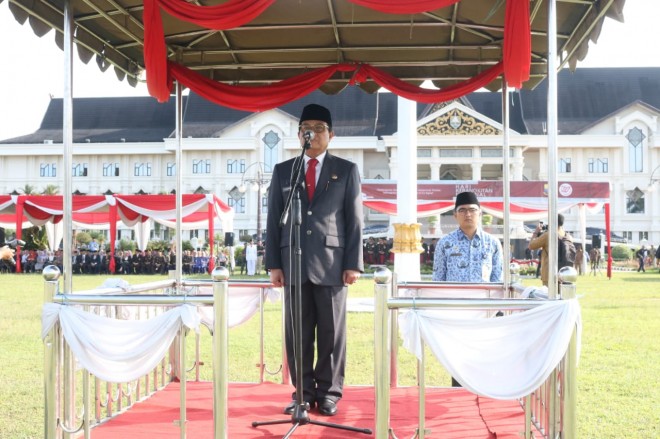 Plt Gubernur Jambi Fachrori Umar, menjadi Inspektur Upacara pada Upacara Peringatan Hari Kebangkitan Nasional (Harkitnas) ke-110 bertempat di lapangan kantor Gubernur Jambi, Senin (21/5).