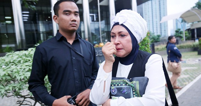 Ibunda Zola, Hermina saat menjalani pemeriksaan di Kantor Komisi Pemberantasan Korupsi (KPK). Foto : jpgnewsroom