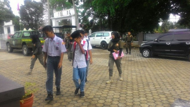 Empat pelajar SLTA di Bungo saat digiring ke kantor Satpol PP Bungo, Rabu (23/5).