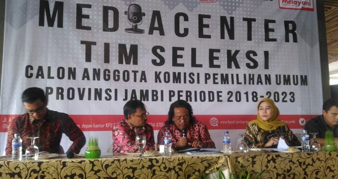 Timsel calon anggota KPU Provinsi Jambi memberikan keterangan kepada media terkait persiapan  seleksi. Usai uji kelayakan dan kepatutuan, Komisoner terpilih ditetapkan
