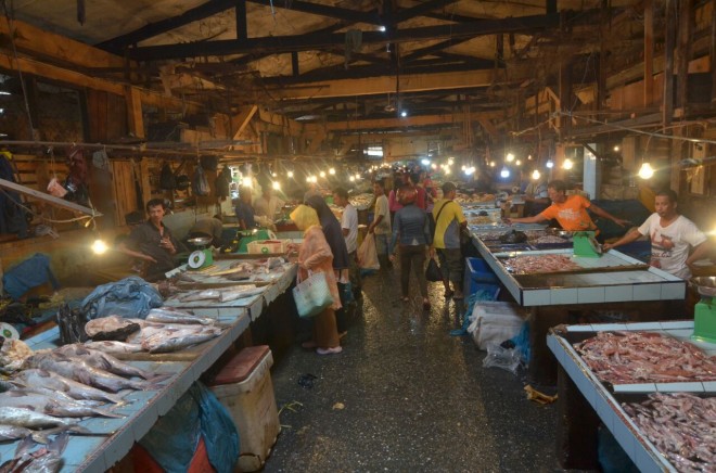 Aktivitas jual beli ikan konsumsi di Pasar Tradisional di Pasar Angso Duo Kota Jambi.