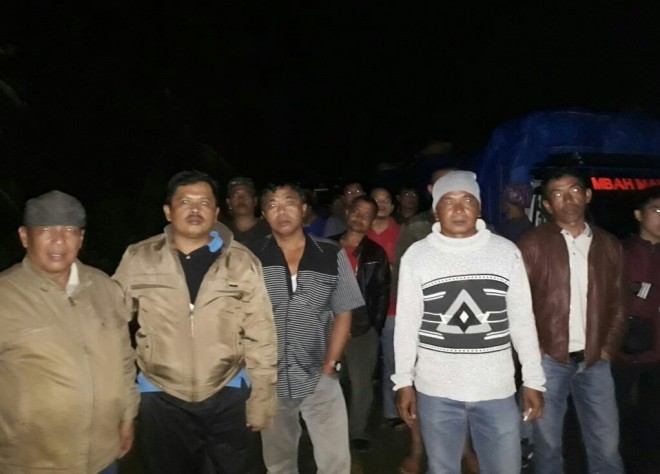 Camat Batang Merangin, Heri Cipta, langsung turun ke lokasi longsor.