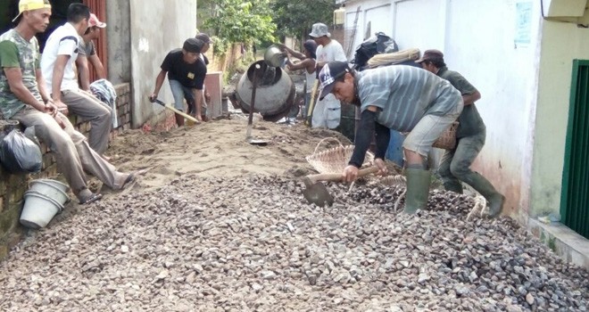 Warga Kelurahan Mayang Mangurai saat melaksanakan gotong royong mengerjakan program Bangkit Berdaya sebelum Ramadan lalu.