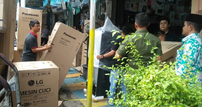 Satpol PP Kota Jambi melakukan penertiban kesemrawutan di Jalan Sam Ratulangi, Pasar Kota Jambi.