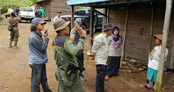 Warga Renah Pemetik yang bersiaga.