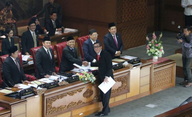 SAH-DPR mengesahkan Rancangan Undang-undang (RUU) Tindak Pidana Terorisme menjadi UU dalam sidang paripurna, Jumat (25/5). Foto: Charlie Lopulua/INDOPOS