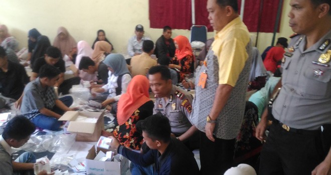 KPU Kerinci dan petugas tampak memantau proses penyortiran dan pelipatan surat suara Pemilihan Kepala Daerah Kerinci.