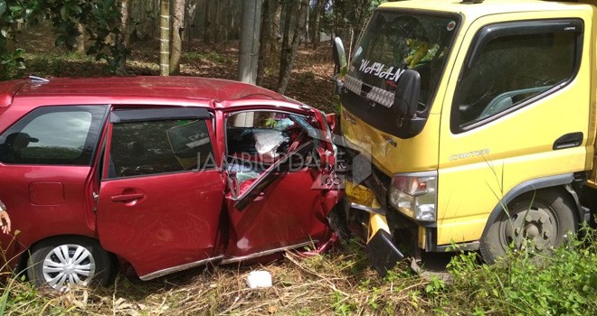 Adu Kambing Xenia VS Truk di Bungo.