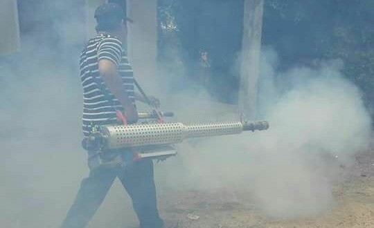Petugas saat melakukan fogging disalah satu rumah warga sebagai antisipasi berkembangnya nyamuk DBD.