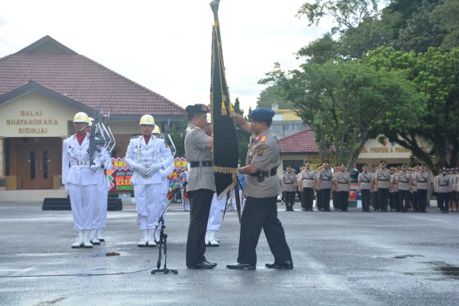 Upacara kenaikan tipelogi Polda Jambi, Jumat (25/5) sore.