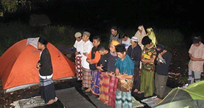 Terlihat penggiat alam bebas saat melaksnakan shalat tarawih di Gunung Tujuh pada Tahun lalu.