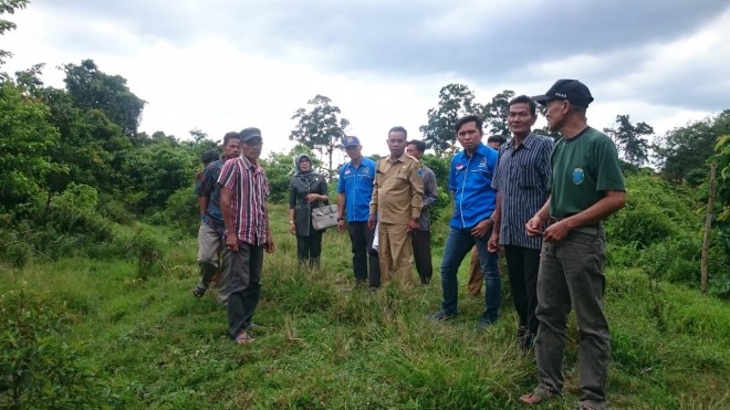 Lutfi, Staf Rumah Aspirasi H Bakri saat mengunjungi Program PISEW di Kecamatan Pemayung.