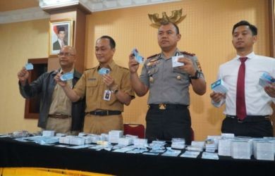 Kapolres Bogor AKBP Andy M. Dicky membeberkan hasil penyelidikan kasus tercecernya e-KTP di Bogor, Senin (28/5/2018)