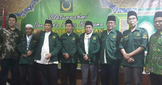 Pengurus DPW PBB memperkenalkan kader barunya pada acara buka bersama di grand hotel belum lama ini.  