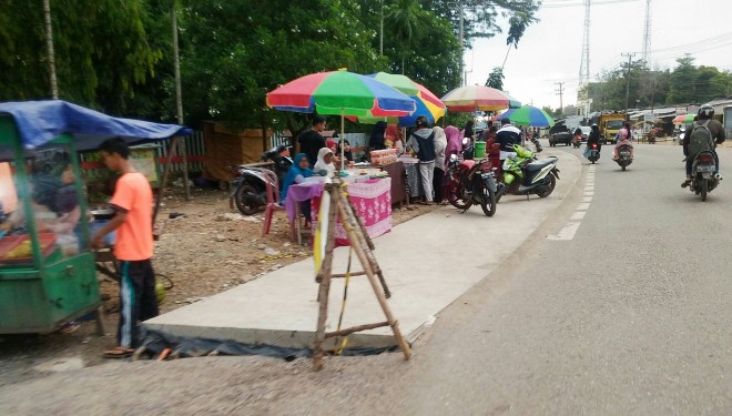 Pelebaran Jalan didepan Uneversitas Jambi, Mendalo, dimanfaatkan PKL untuk berjualan. Jalan makin sempit, macet tak terelakan.