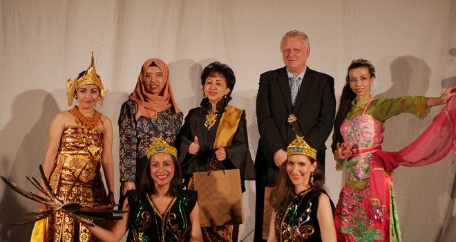 Fita Febiyola (Dua dari kanan) bersam Dubes RI untuk Hungaria beberapa waktu lalu. 