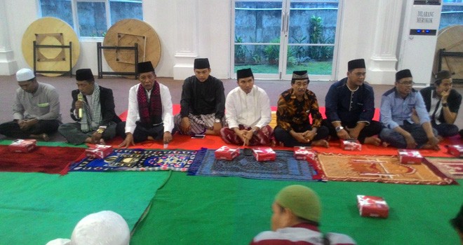Sani-Izi Buka saat Bersama Dengan Tim Relawan.