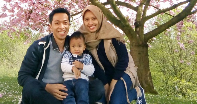 Juwairiyyah bersama suami dan anak saat Musim semi 2018 di Glasgow.     