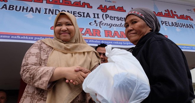 Bupati Masnah Bagikan 1070 Paket Sembako Gratis bersama PT. Pelni.