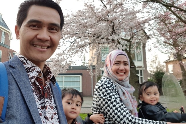 Yance Arizona (paling kanan) bersama istri dan dua buah hatinya di Belanda.