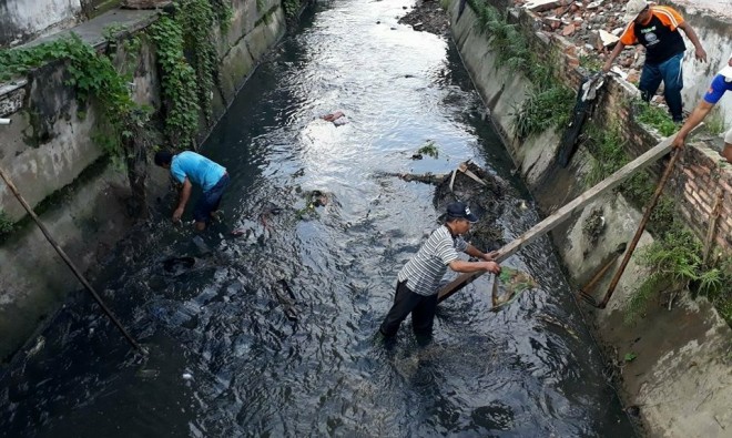 Sungai yang kotor akibat penumpukkan sampah.