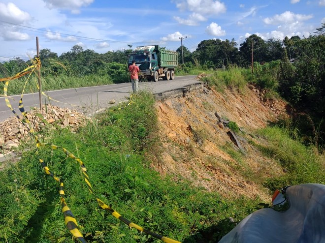 Kondisi jalan lintas yang tergerus longsor di Desa Kandang KM 14 Tebo - Jambi tak kunjung diperbaiki. 