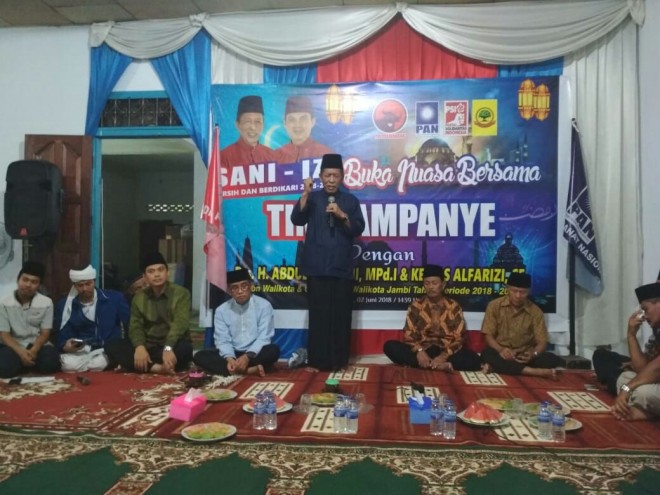 Calon Walikota Jambi, Abdullah Sani meberikan sambutan pada acara buka bersama dengan tim kampanye di kantor media center, Sabtu (2/6) kemarin.   