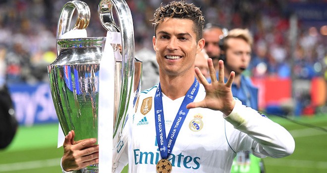 Cristiano Ronaldo mendapatkan trofi Liga Champions yang kelima sepanjang kariernya, usai membawa Real Madrid jadi kampiun musim 2017/18. Foto : www.teamtalk.com