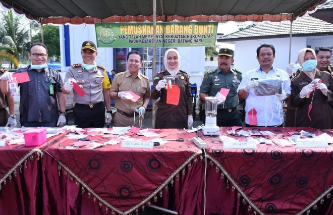 Kejaksaan Negeri Batanghari melakukan pemusnahan barang bukti yang berlangsung di halaman depan kantor Kejari Batanghari, Kamis (07/06).