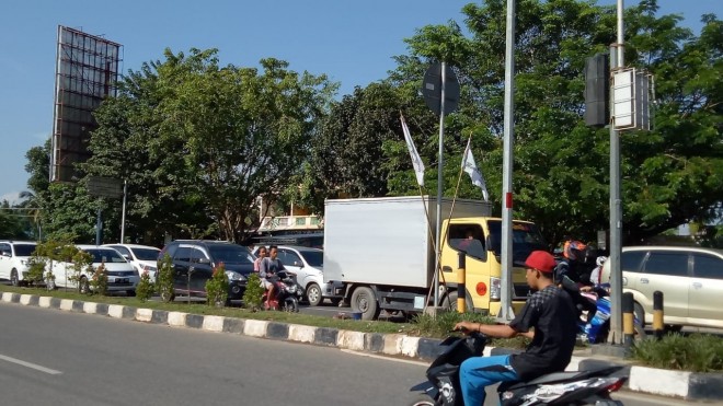 Tampak atribut salah satu Parpol disalah satu jalan utama tidak ditertibkan Panwaslu bungo.