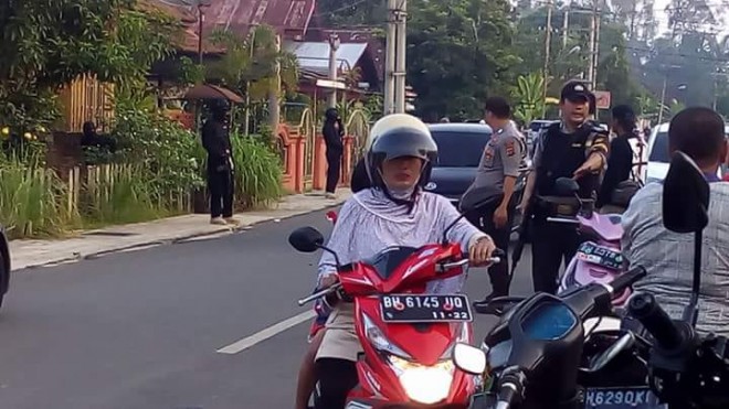 Anggota Densus 88 Anti Teror, Kamis (7/6) sore meringkus dua terduga teroris.