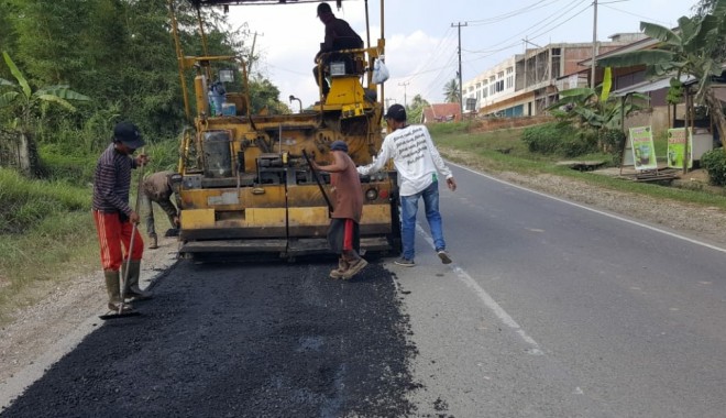 Penambalan jalan di jalur mudik oleh rekanan BPJN IV Jambi. 