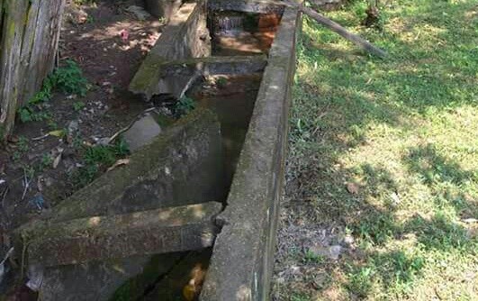 Kondisi salah satu drainase rusak dan perlu segera dibangun agar tidak menyebabkan banjir.
