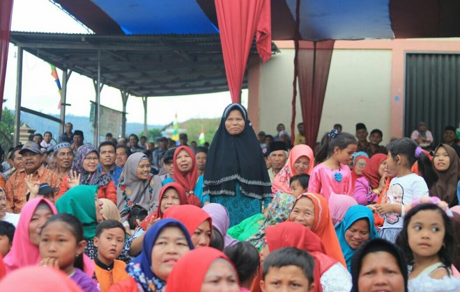 Ibu kandung Zainal Abidin saat diperkenalkan pada acara kompanye di lempur.