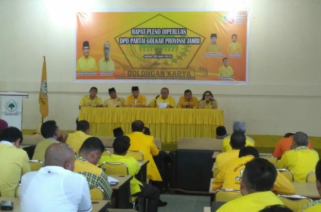 Plt Ketua DPD I Golkar Jambi Taufik Hidayat memimpin rapat pleno yang dihadiri para kader dan pengurus dari Kabupaten/Kota.