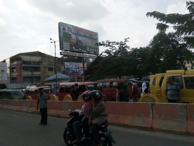 Suasana disekitaran pasar macet, karena semua warga belanja kebutuhan jelang lebaran.