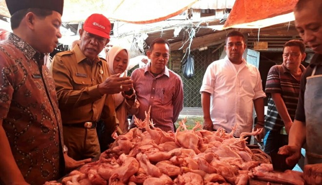 Pemerintah Kota Jambi Jambi melakukan Inspesksi Mendadak ke Pasar Tradisonal Angso Duo Kota Jambi, kemarin (11/6). Terpantau harga sembako masih relatif stabil.